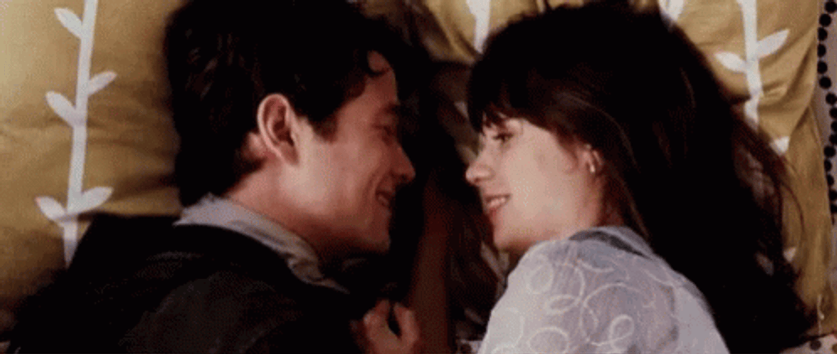 500 Days Of Summer Lovers Kiss GIF