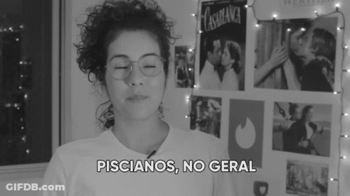 A Black And White Photo Of A Woman With The Words Piscianos No Geral Written Below Her GIF
