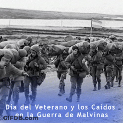 A Black And White Photo Of Soldiers Walking Down A Road With The Caption Dia Del Veterano Y Los Caidos En La Guerra GIF