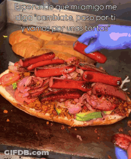 A Bunch Of Hot Dogs On A Bun With The Words Esperando Que Mi Amigo Me Diga Cambiate GIF