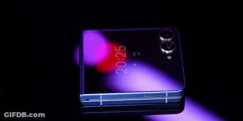 A Cell Phone With The Time Of 20:25 On The Screen GIF