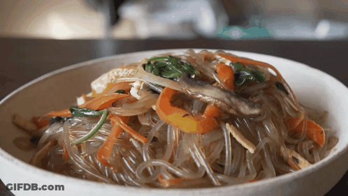 A Close Up Of A Bowl Of Noodles With Vegetables GIF