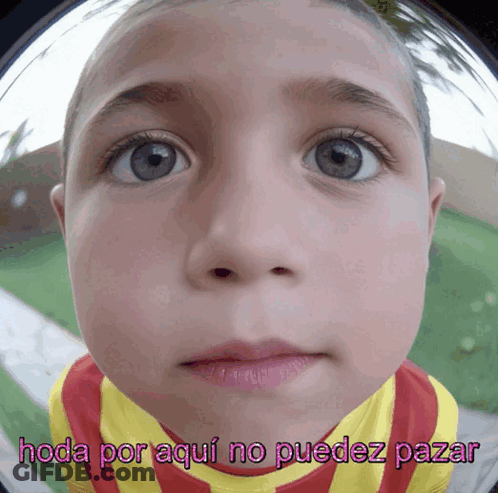 A Close Up Of A Child 'S Face With The Words " Hoda Por Aqui No Puedez Pazar " Above It GIF