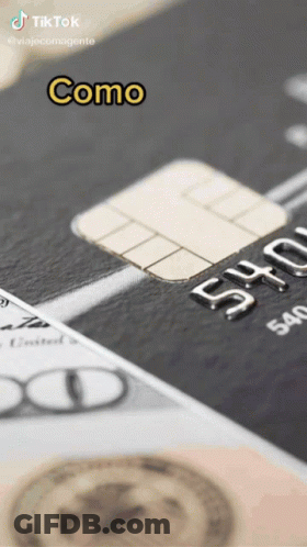A Close Up Of A Credit Card With The Words Como On It GIF