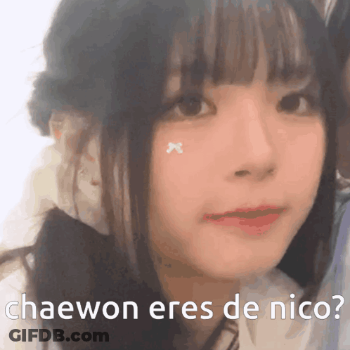 A Close Up Of A Girl 'S Face With The Words Chaewon Eres De Nico On The Bottom GIF
