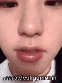 A Close Up Of A Person 'S Face With The Words Caratdeul Gumonin Written On It GIF