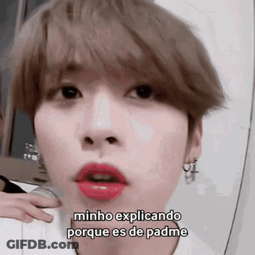 A Close Up Of A Person 'S Face With The Words Minho Explicando Porque Es De Padme On The Bottom GIF