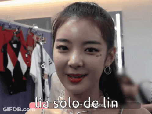 A Close Up Of A Woman 'S Face With The Words Lia Solo De Lin On The Bottom GIF
