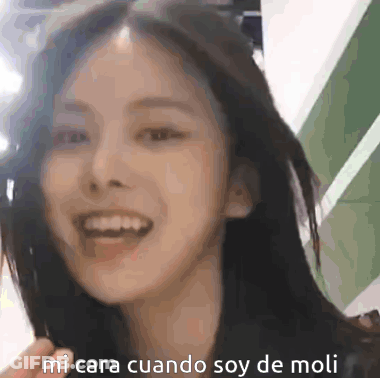 A Close Up Of A Woman 'S Face With The Words Mi Cara Cuando Soy De Moli GIF