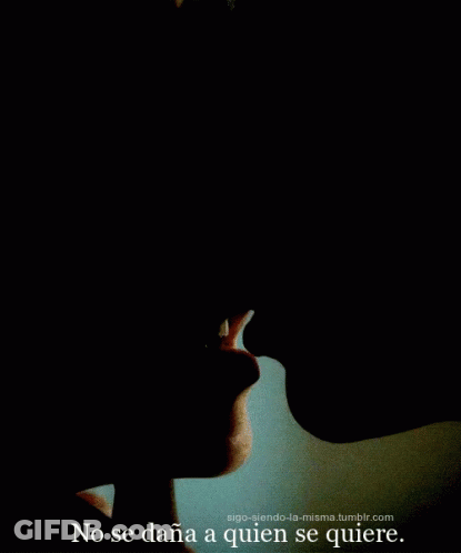 A Couple Kissing With The Words No Se Dana A Quien Se Quiere Below GIF