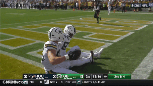 A Football Game Is Being Played Between The Green Bay Packers And The New York Giants GIF