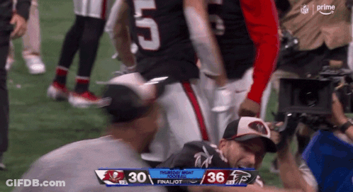 A Football Player With The Number 5 On His Back GIF