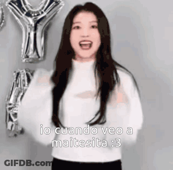 A Girl Is Standing In Front Of Balloons And Says Io Cuando Veo A Maitesita 3 . GIF