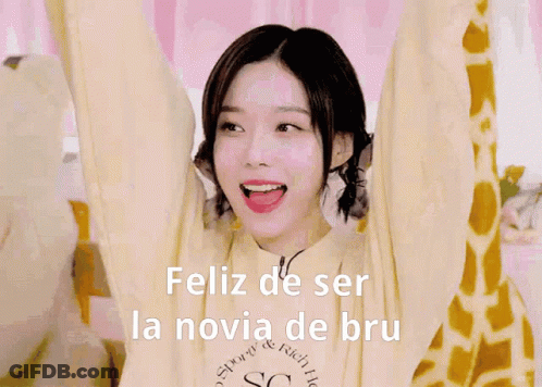 A Girl With Her Arms In The Air And The Words Feliz De Ser La Novia De Bru Written On The Bottom GIF