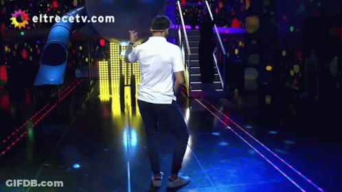 A Man Dancing On A Stage With Eltrecetv.com Written On The Bottom GIF