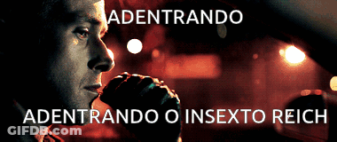 A Man Drinking From A Glass With The Words Adentrando Adentrando O Insexto Reich Above Him GIF