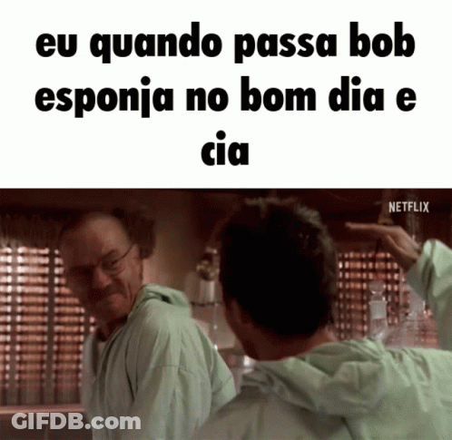 A Man In A Bathrobe Looks At Himself In A Mirror And Says " Eu Quando Passa Bob Esponja No Bom Dia " GIF
