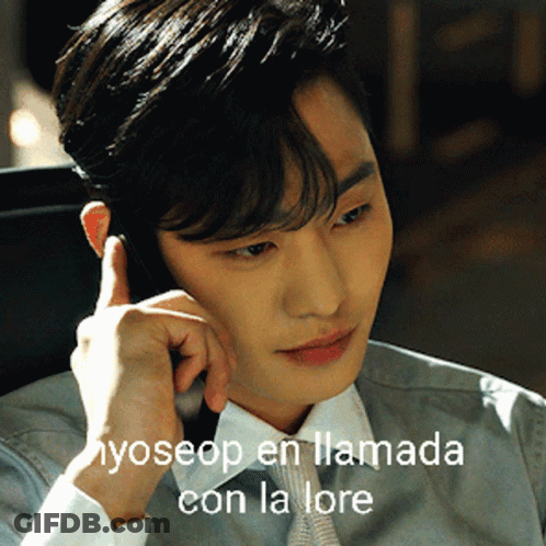 A Man In A Suit And Tie Is Talking On A Cell Phone With A Caption That Says Nyoseop En Llamada Con La Lore GIF