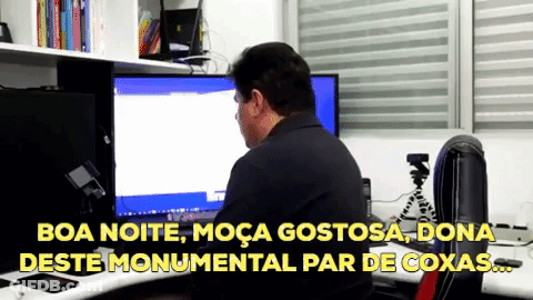 A Man Is Sitting At A Desk In Front Of A Computer With The Words Boa Noite Moça Gostosa Dona Deste Monumental GIF