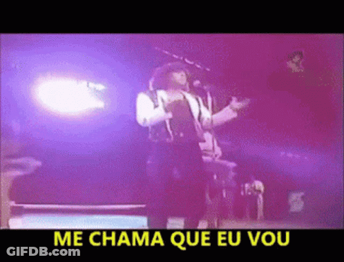 A Man Singing Into A Microphone With The Words Me Chama Que Eu Vou Written Below Him GIF