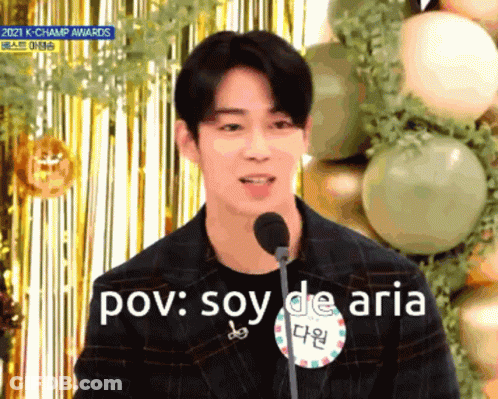 A Man Stands In Front Of A Microphone With The Words Pov Soy De Aria Written In Front Of Him GIF