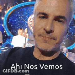 A Man Taking A Selfie With The Words " Ahi Nos Vemos " Behind Him GIF