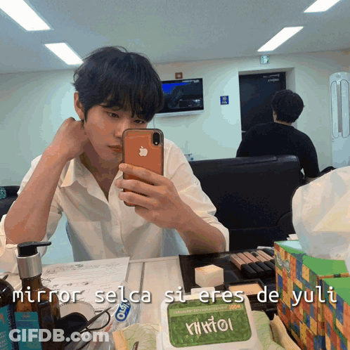 A Man Taking A Selfie With The Words Mirror Selca Si Eres De Yuti Written Below Him GIF