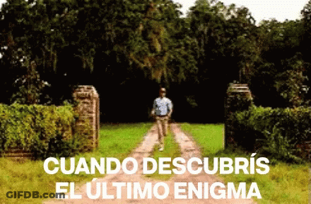 A Man Walking Down A Dirt Road With The Words " Cuando Descubris El Ultimo Enigma " Above Him GIF