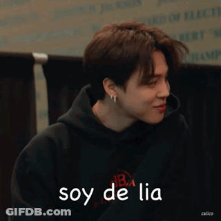 A Man Wearing A Black Hoodie With The Words Soy De Lia Written On It GIF