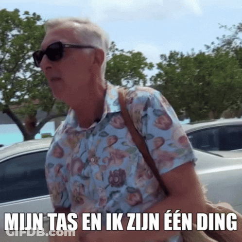 A Man Wearing Sunglasses And A Blue Shirt Says Mijn Tas En Ik Zijn Een Ding In A Foreign Language GIF