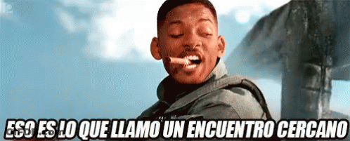 A Man With A Cigarette In His Mouth And The Words Eso Es Lo Que Llama Un Encuentro Cercano Below Him GIF