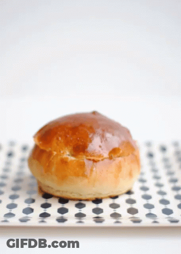 A Pastry Being Decorated With A Piping Bag That Has The Letter L On It GIF