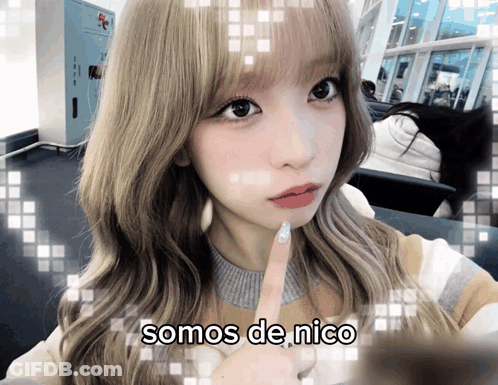 A Picture Of A Girl With Blonde Hair And The Words Somos De Nico Above Her GIF