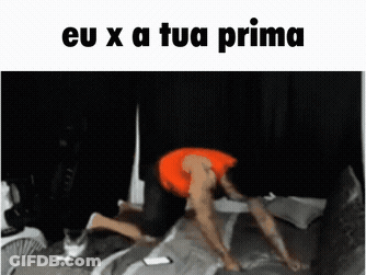 A Picture Of A Person Laying On A Bed With The Words Eu X A Tua Prima Below Them GIF