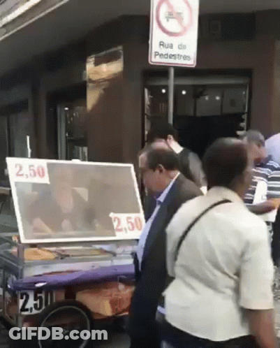 A Sign That Says Rua De Pedestres Is On The Side Of A Building GIF
