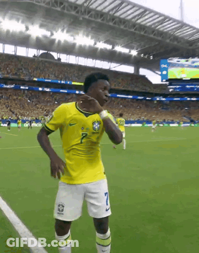A Soccer Player In A Yellow Jersey With The Number 7 On It GIF