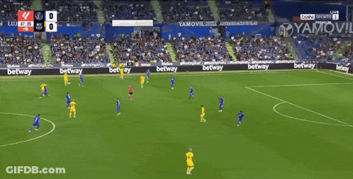 A Soccer Player In A Yellow Jersey With The Number 7 On It GIF