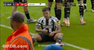A Soccer Player Wearing A Black And White Shirt With The Word Isela On It GIF