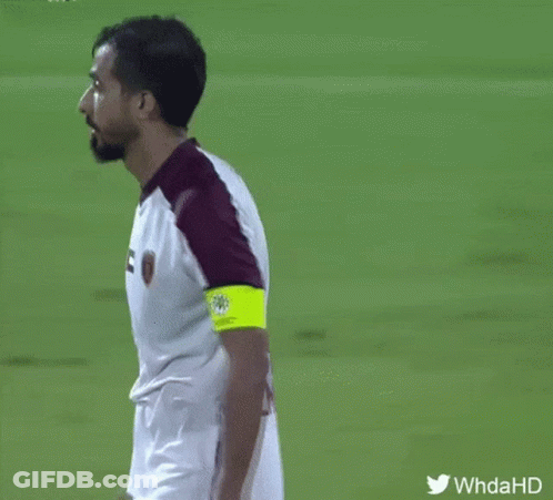 A Soccer Player Wearing A Jersey With The Letter E On The Front GIF