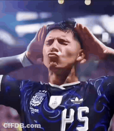 A Soccer Player Wearing A Jersey With The Number Ps On It GIF
