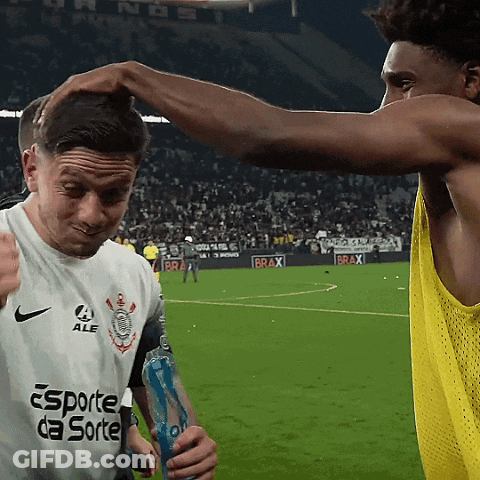 A Soccer Player Wearing A Shirt That Says Esporte Da Sorte GIF