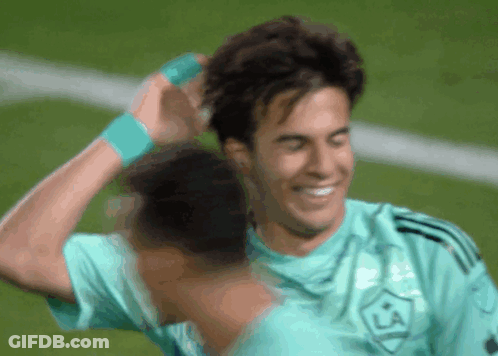 A Soccer Player Wearing A Shirt With La On It GIF