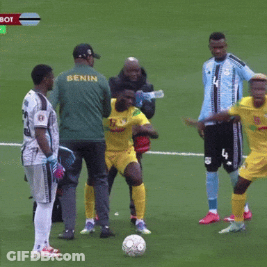 A Soccer Player Wearing A Yellow Jersey With The Number 17 On It GIF