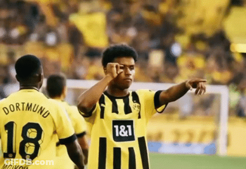 A Soccer Player Wearing A Yellow Jersey With The Number 18 GIF