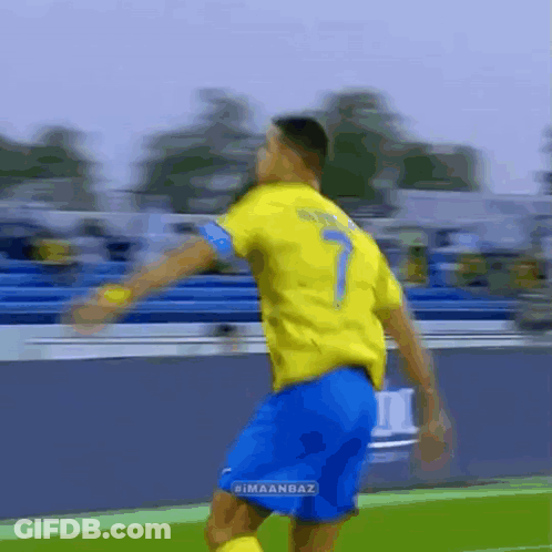 A Soccer Player Wearing A Yellow Jersey With The Number 7 GIF