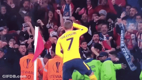 A Soccer Player Wearing A Yellow Jersey With The Number 7 On It GIF