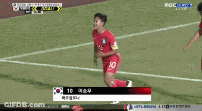 A Soccer Player With The Number 10 On His Jersey Runs On The Field GIF