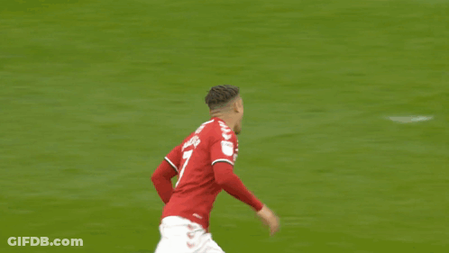 A Soccer Player With The Number 7 On Their Jersey GIF