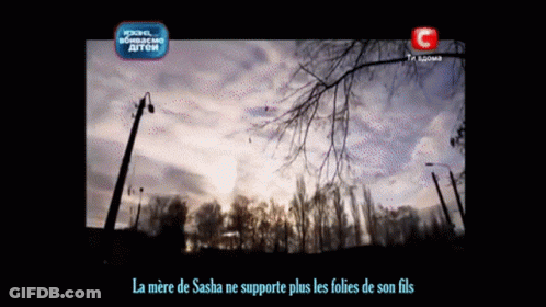 A Tv Screen Shows A Sunset With The Words La Mere De Sasha Ne Supporte Plus Les Folies De Son Fils GIF