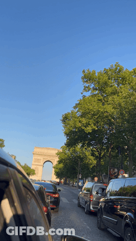 A View Of The Triumphal Arch From A Busy City Street GIF